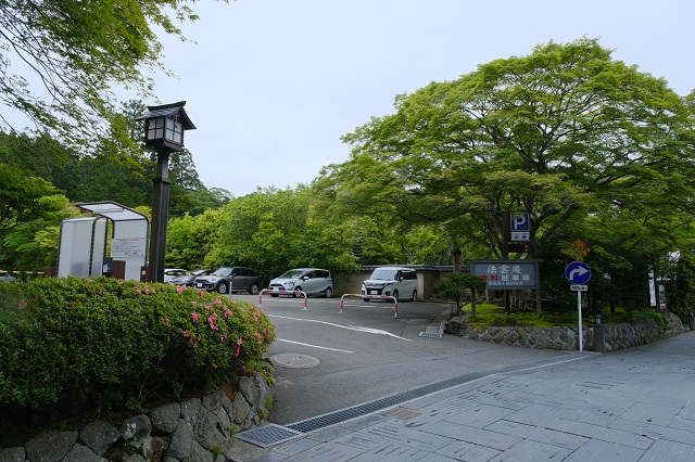 円通院脇の駐車場の写真