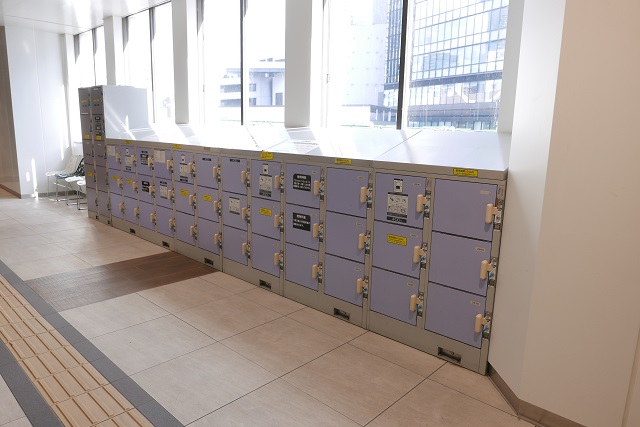 仙台駅の改札内のコインロッカーの写真