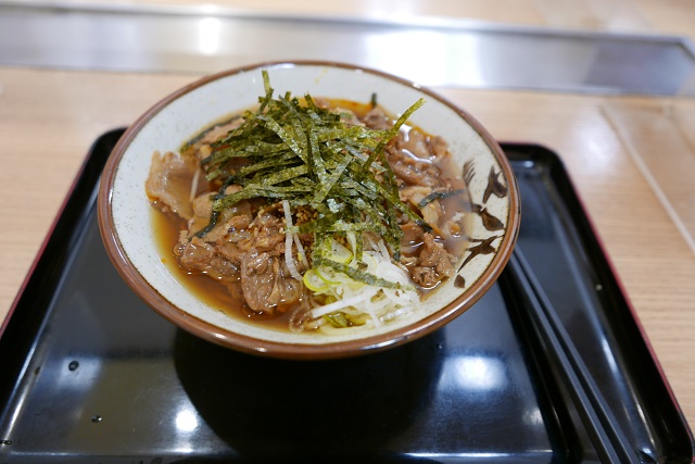 仙台駅立ち食いそば「杜」の肉うどんの写真