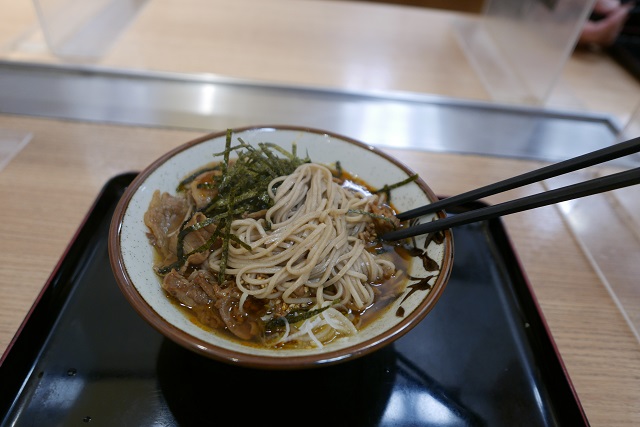 仙台駅立ち食いそば「杜」の肉うどんの写真