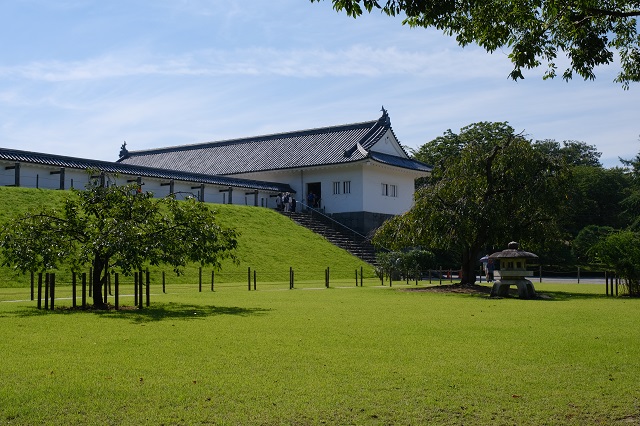 山形城の中庭の中央の公園内の写真