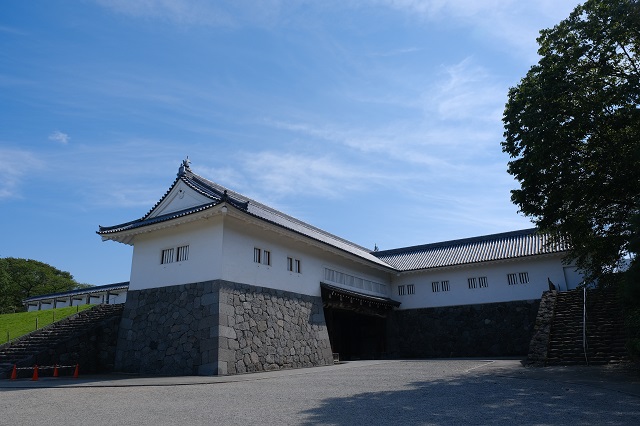 山形城の中庭の中央の公園内の写真
