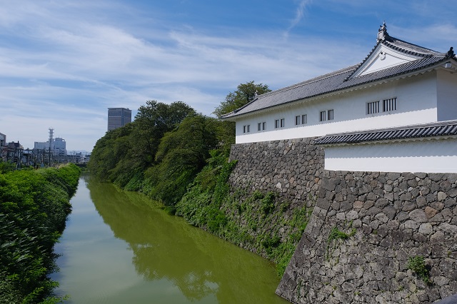 二の丸東大手門から「山形城の石垣」と御濠を見てみた写真