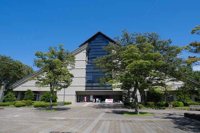 山形市美術館を正面から