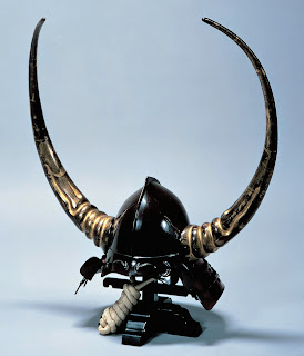 黒漆塗桃型大水牛脇立兜(前立てなし)