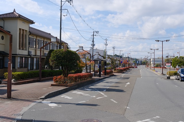 小牛田駅西口のバス乗り場の写真