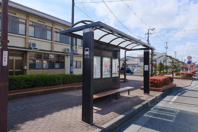 小牛田駅西口のバス乗り場の写真