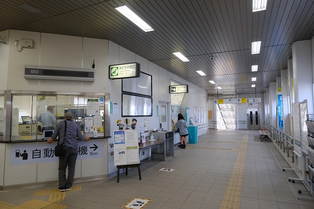 小牛田駅の二階の改札の風景