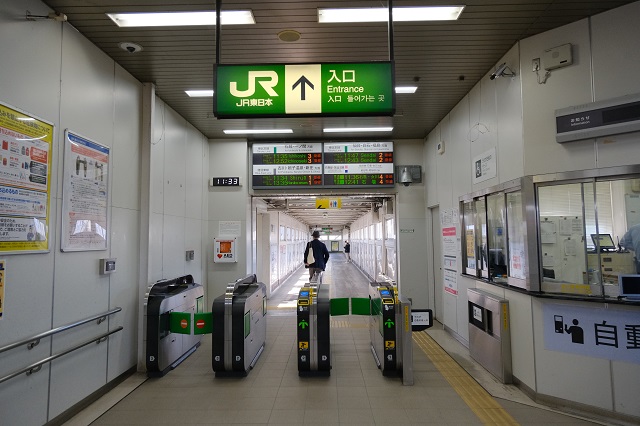 小牛田駅西口二階通路の改札の風景写真