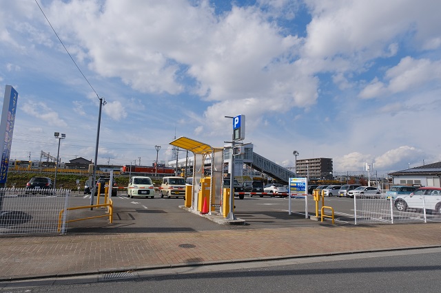 小牛田駅東口の有料大駐車場の写真