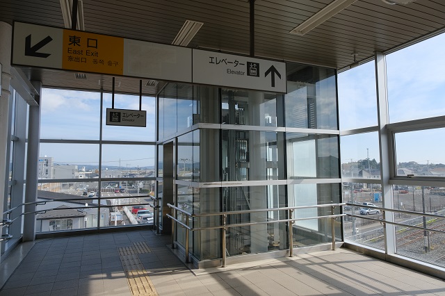 小牛田駅東口のエレベーターの写真