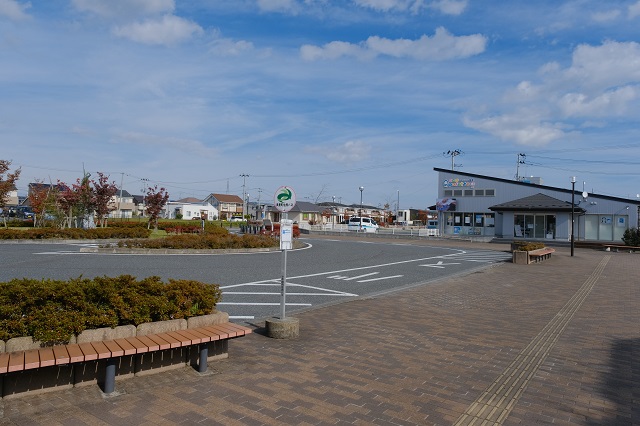 小牛田駅東口のバス乗り場の写真