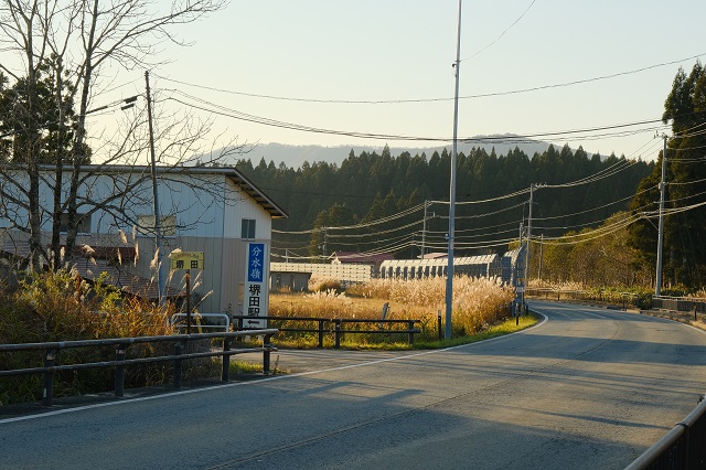 境田駅前分水嶺に入り口看板の写真