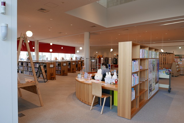 「ミライニ」図書館館内の風景の写真