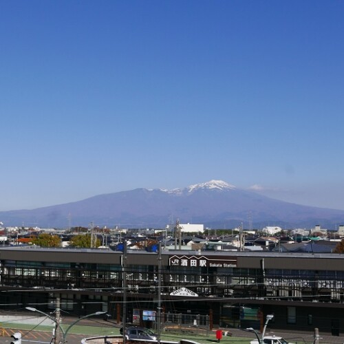 酒田駅の全景と鳥海山