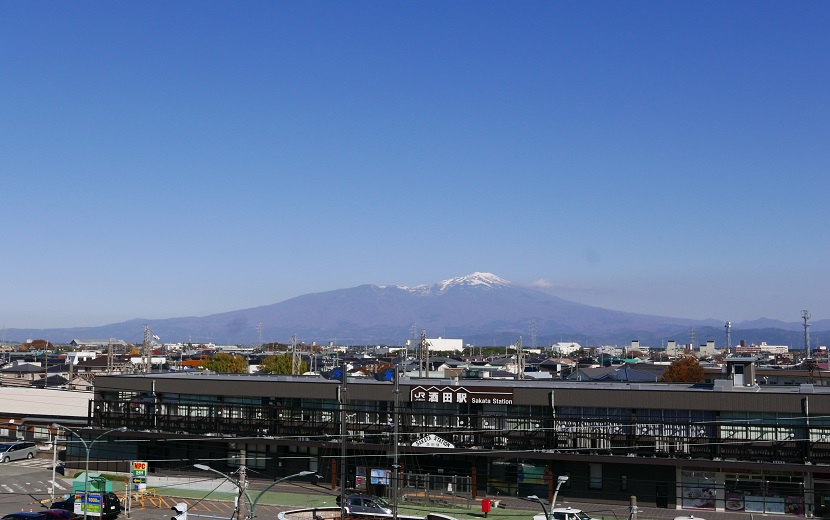 酒田駅の全景と鳥海山
