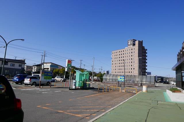 駅前のロータリー内の駐車場の写真