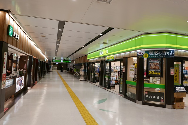 新幹線中央改札内の待合室横コンビニの風景写真