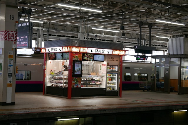 新幹線ホーム内の駅弁売り場の写真