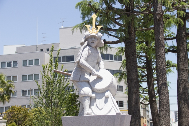 酒井忠次公の像