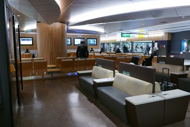 三階新幹線乗り場の待合室の風景写真