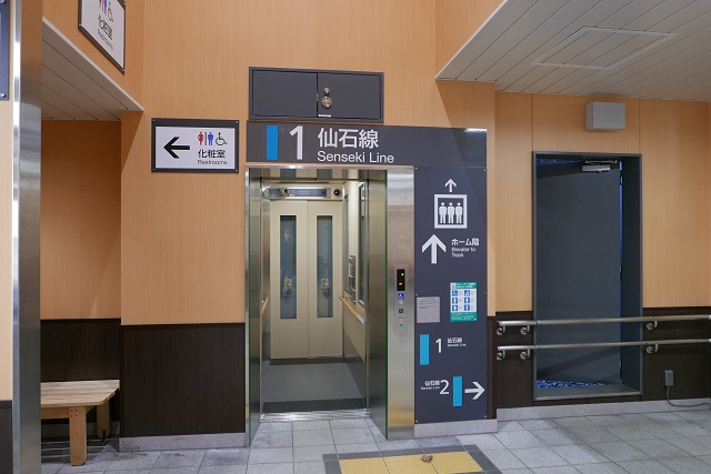 松島海岸駅のエレベーターの写真