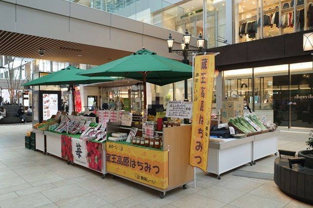 仙台駅2月の中央改札前コンコースの催事の風景写真