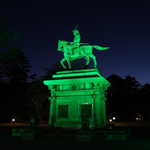 仙台城址公園の伊達政宗像の夜の風景写真