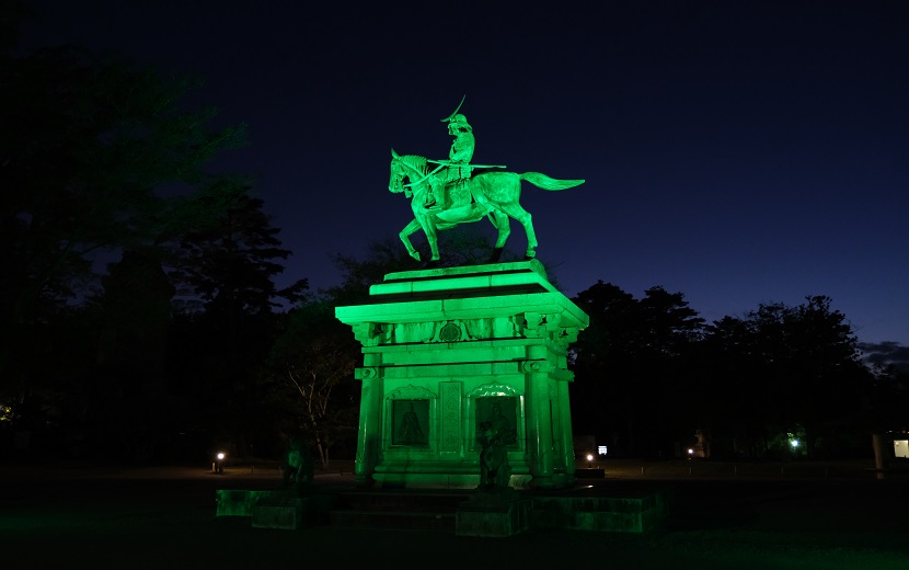 仙台城址公園の伊達政宗像の夜の風景写真