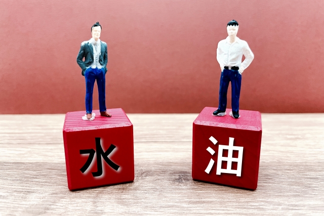 水と油の関係のイメージ写真