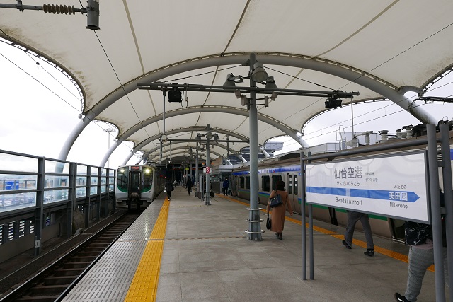 仙台空港駅ホームの写真