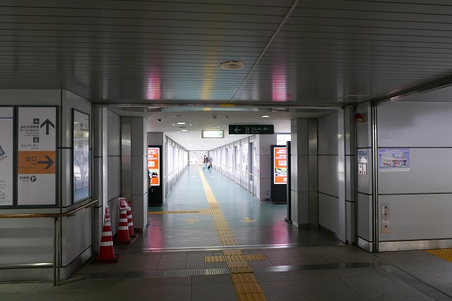 仙台空港への連絡橋の入り口の写真