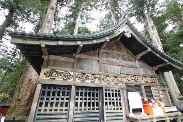 神厩舎の猿の彫り物の写真