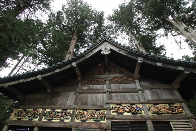 神厩舎の猿の彫り物の写真