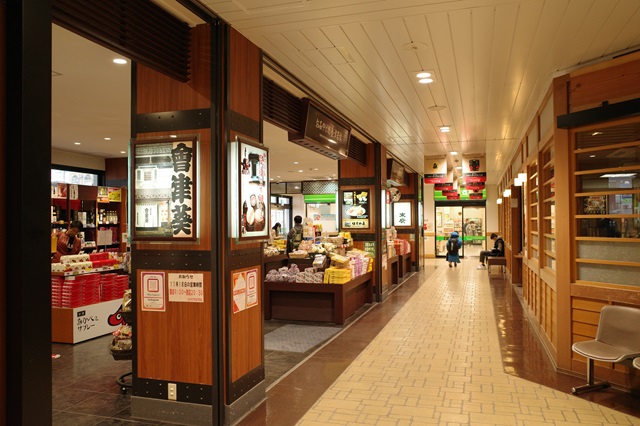 会津若松駅のお土産売り場の全景写真