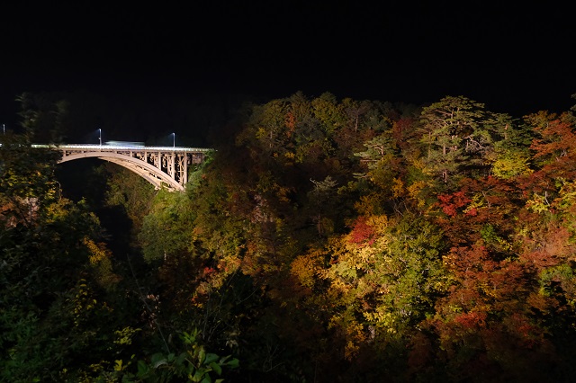 鳴子峡の愛子大橋のライトアップの写真
