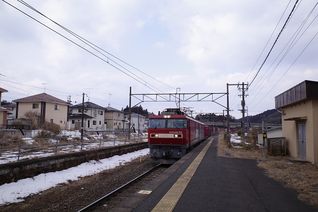有壁駅の電車が通り抜ける風景写真