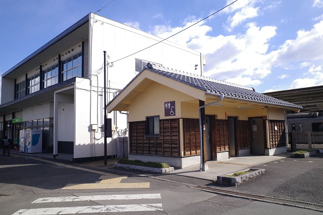 白石駅の外のトイレの写真