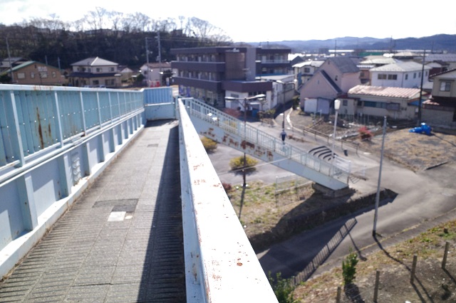 白石駅の東西をつなぐ大連絡橋の写真