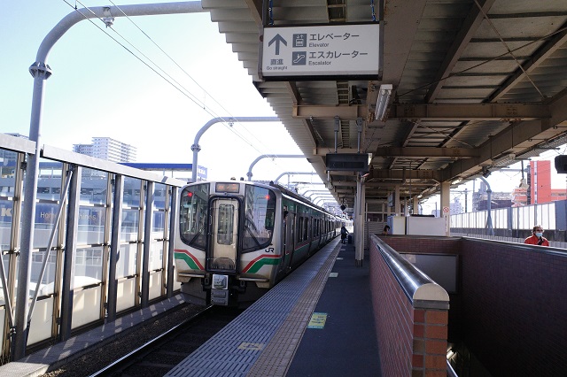 長町駅の電車乗り場ホームの写真
