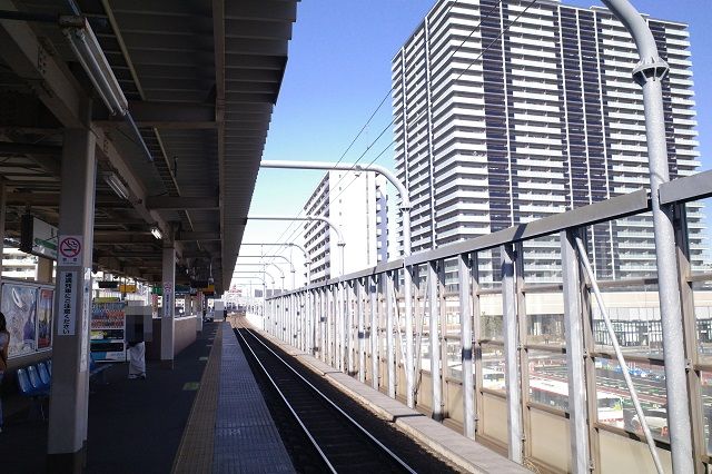 長町駅の電車乗り場ホームの写真