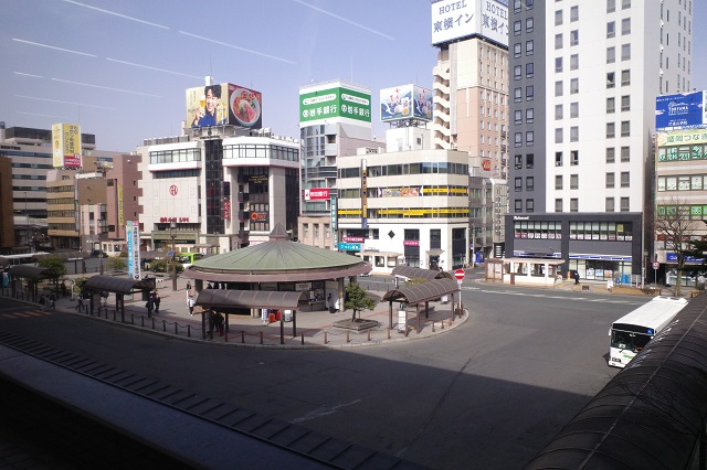 盛岡駅の二階から見たバス乗り場の写真