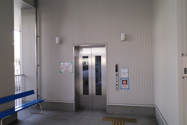 盛岡駅西口タクシー乗り場に行くエレベーター