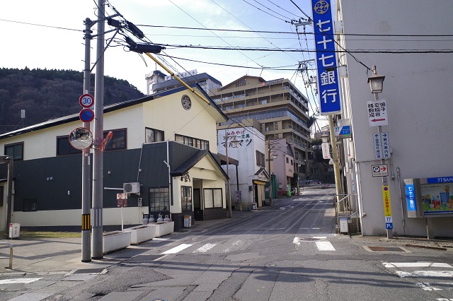 鳴子温泉駅の駅前道の写真