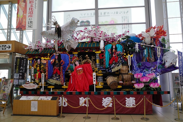 新城駅の新庄祭りの山車の写真