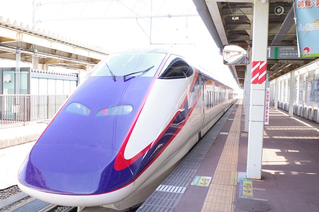 大石田駅の新幹線の写真
