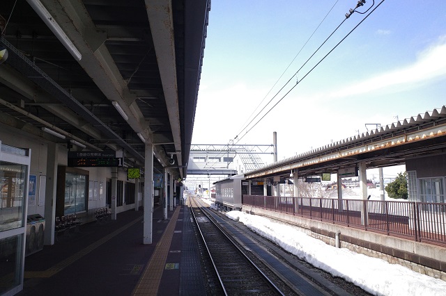 大石田駅の駅のホームの写真