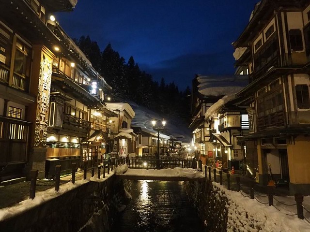 銀山温泉の冬の風景写真