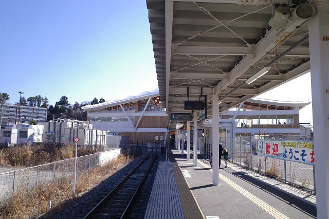 女川駅の電車のホームの写真