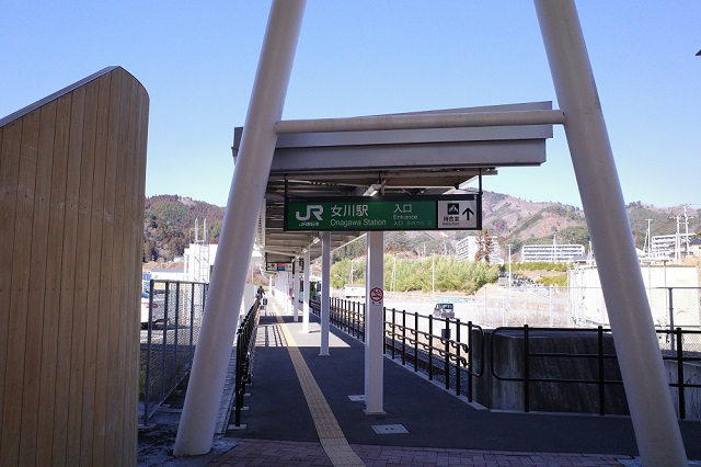 女川駅の電車のホームの写真